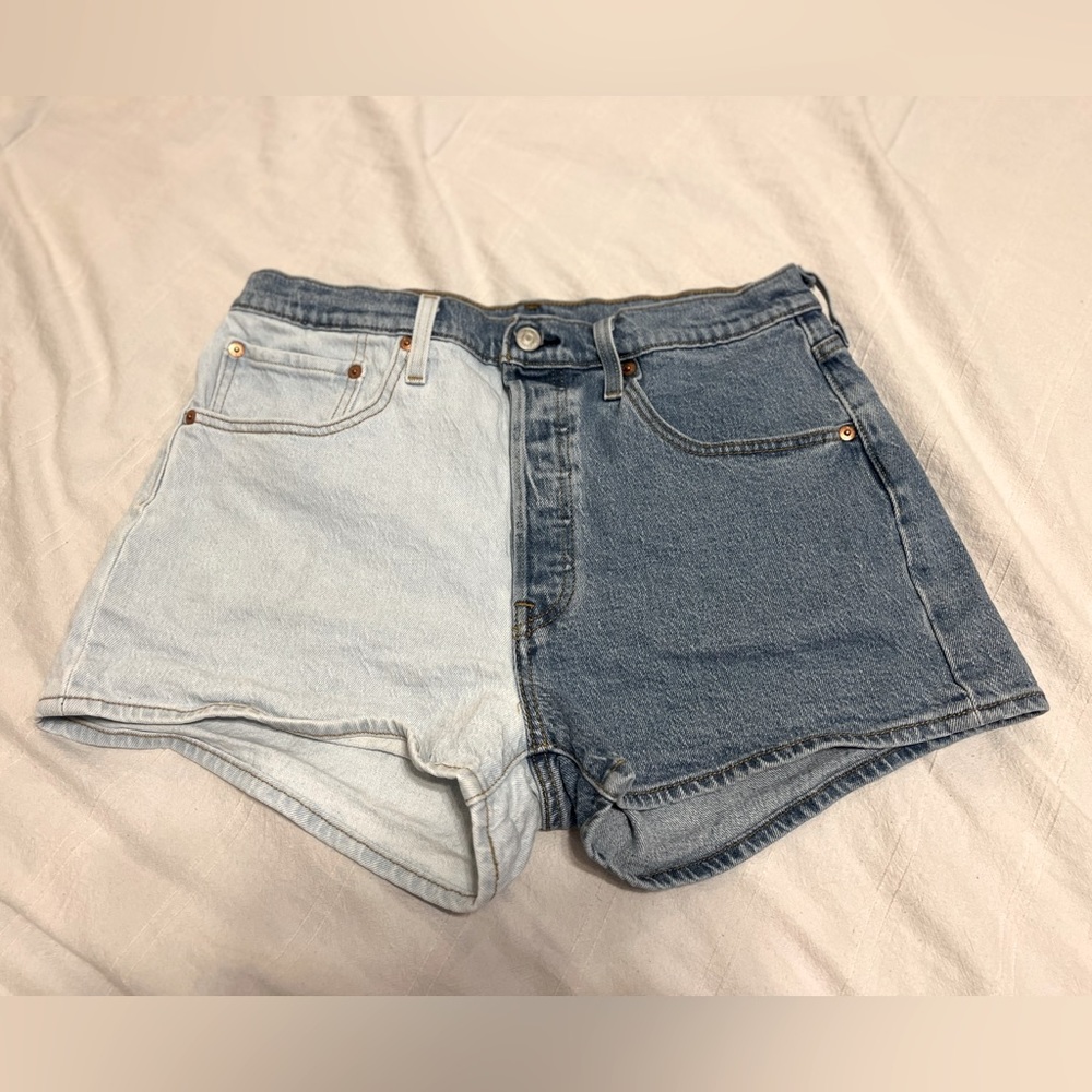 Levi’s. Womens. Two-tone denim shorts. Size 31.